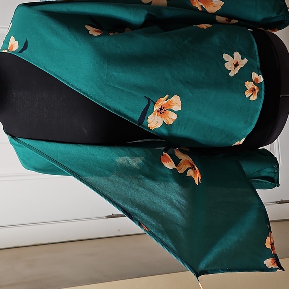 Wilfred Aritzia Lilia Green Floral Wrap Blouse Size L - Picture 6 of 16